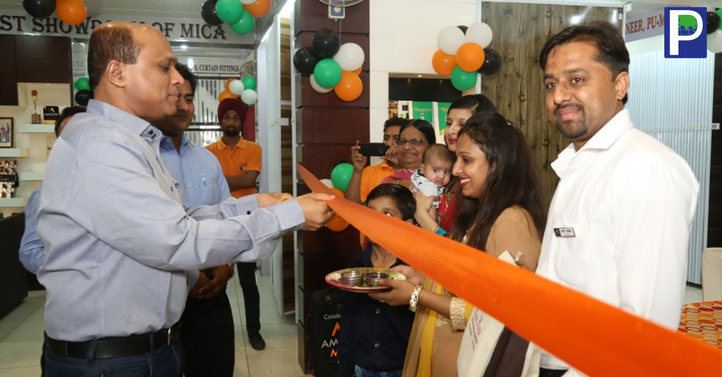 AMULYA MICA has opened a Design Studio at Bhatinda, Punjab in association with Jindal Plywood Gallery on September 26, 2018. The gallery was opened by Amulya Mica’s MD Mr. Rakesh Agarwal in presence of entire Punjab sales Team and other dignitaries.